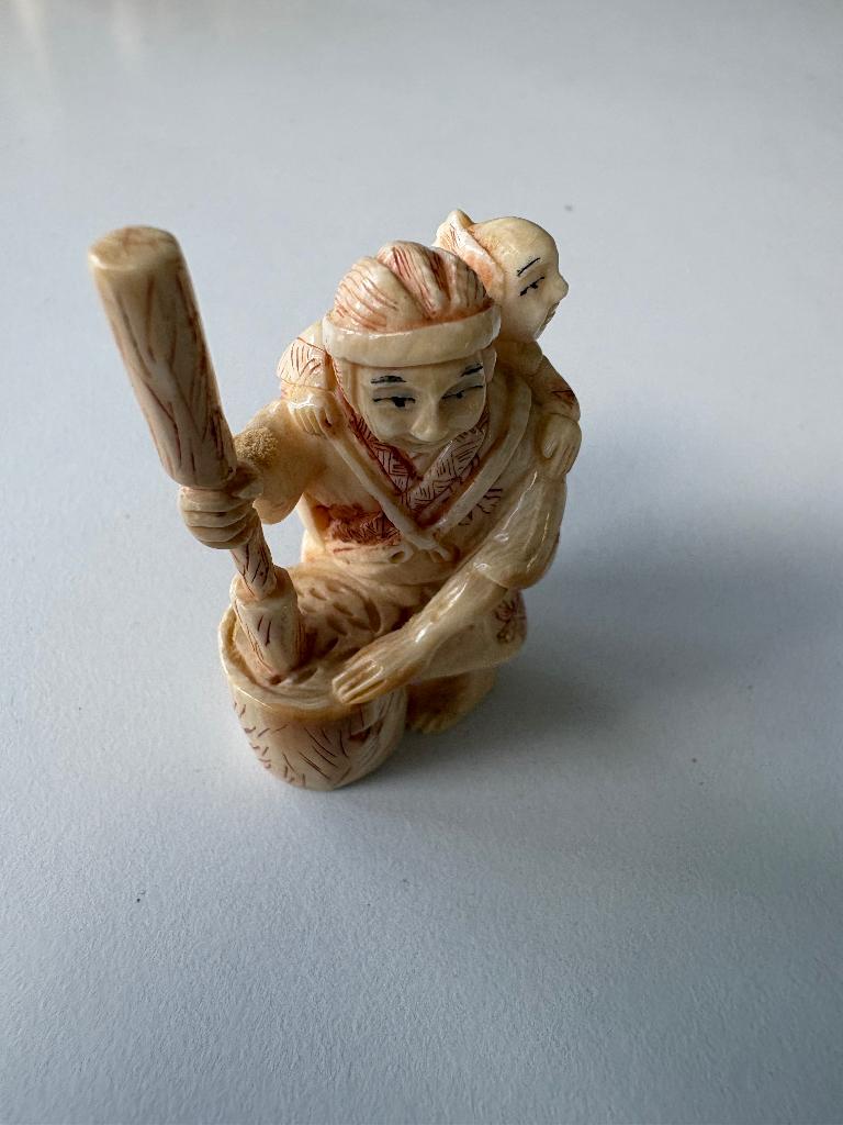 Netsuke met instrument., Ophalen of Verzenden