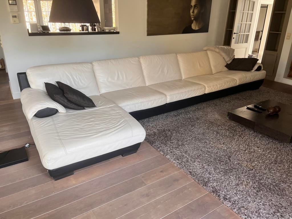 Natuzzi witte lederen zetel met zwart onderstel, Huis en Inrichting, Ophalen, Gebruikt, Leer, Modern