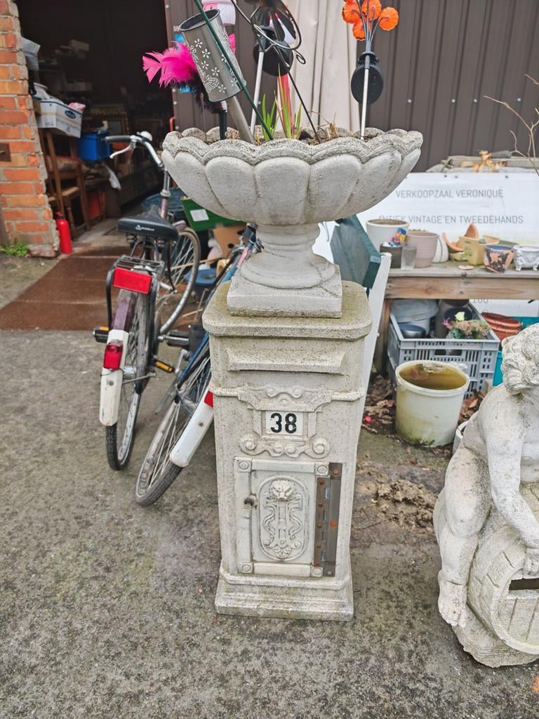 Betonnen brievenbus met vaas, Ophalen