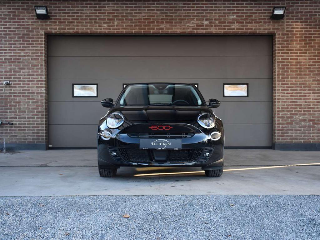Fiat 600e 51 KWH / SOH 96% / RED / CARPLAY / LED / DAB / PS, Autos, Fiat, 0 kg, 0 kg, Automatique, Détection des panneaux routiers