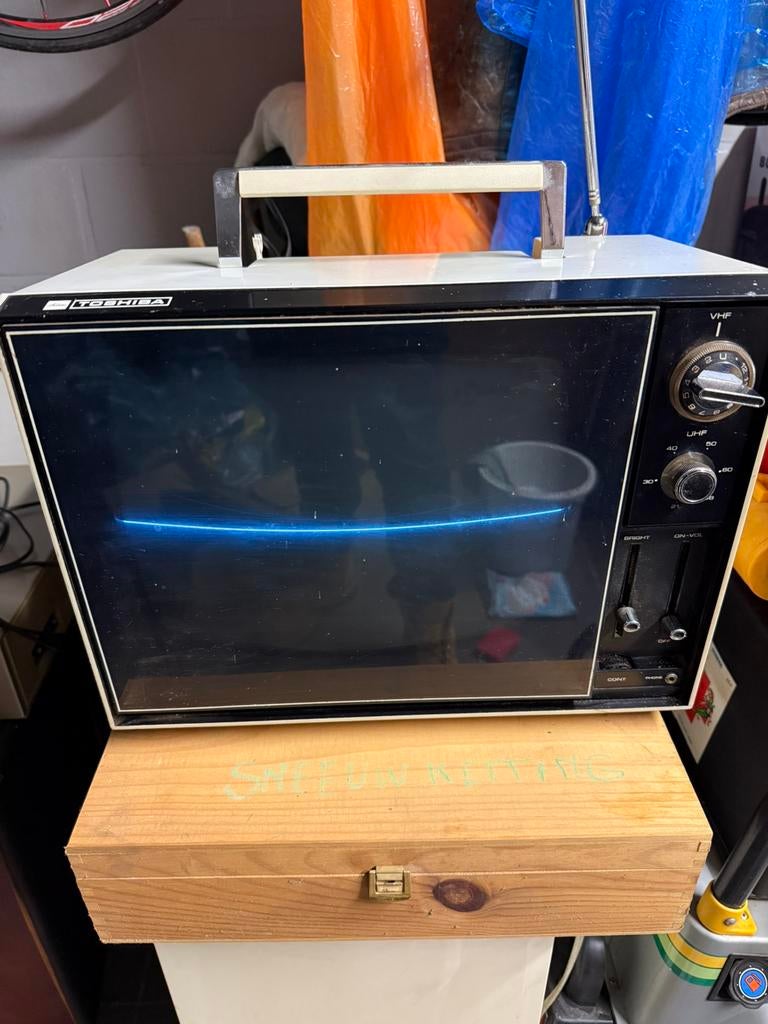 Vintage draagbare Toshiba CRT televisie model 12TE, Audio, Tv en Foto, Vintage Televisies, Ophalen, Gebruikt, Toshiba