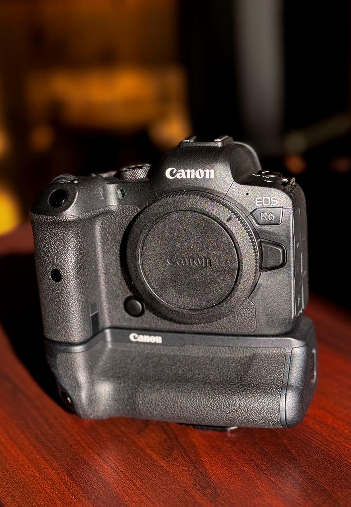 Canon R6 body + batterygrip + 4 batterijen en oplader, Ophalen, Zo goed als nieuw, Canon