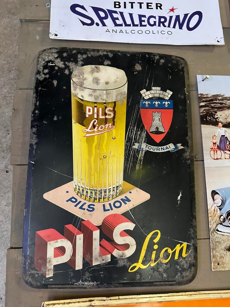 Enseigne publicitaire ancienne – PILS LION – Tournai (1951), Enlèvement ou Envoi, Comme neuf