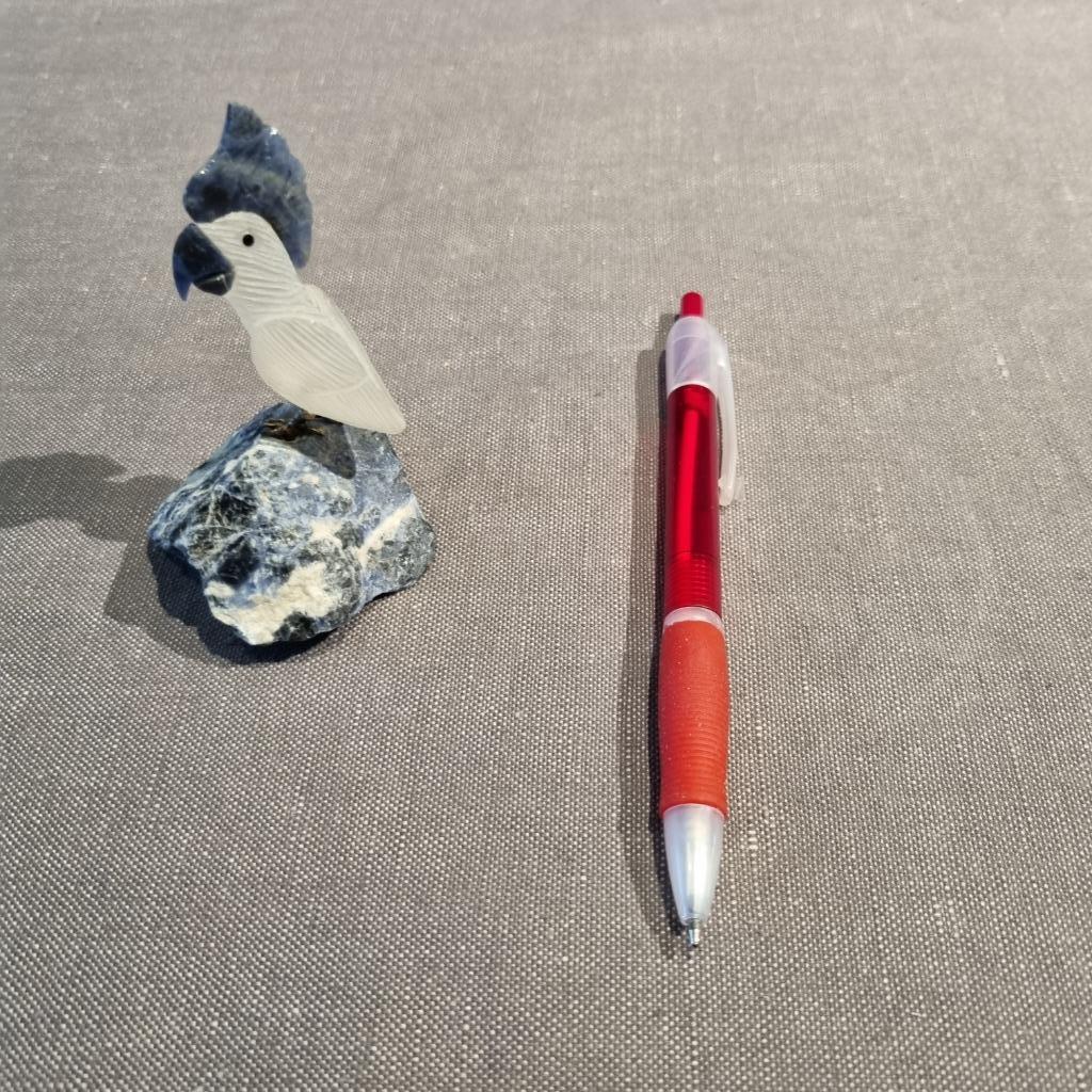 Braziliaanse kaketoe / papegaai in halfedelsteen, Antiek en Kunst, Ophalen of Verzenden