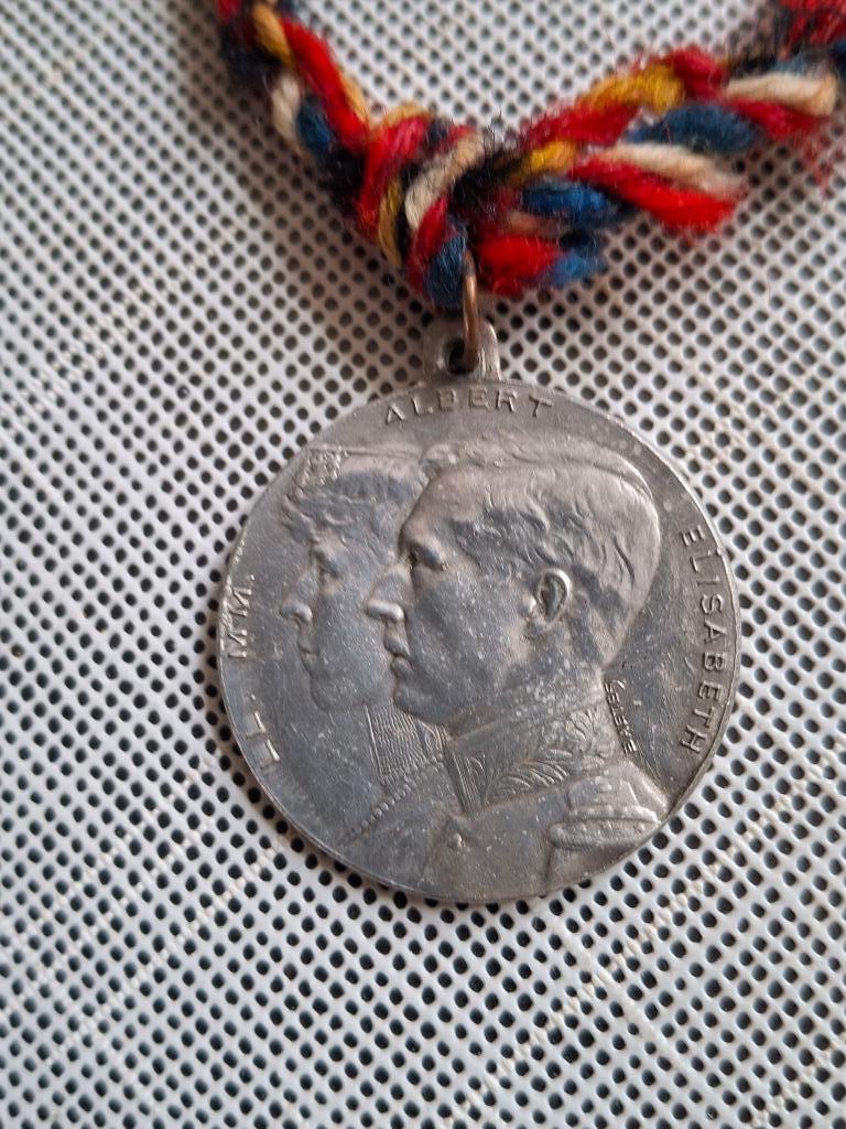 Médaille de la Croix-Rouge de la Reine Elisabeth et du Roi A, Collections, Maisons royales & Noblesse, Utilisé, Autres types, Envoi