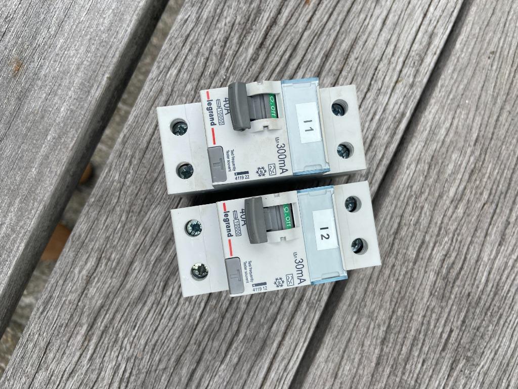 Interrupteurs différentiels : marque Legrand, Enlèvement ou Envoi, Comme neuf, Autres types