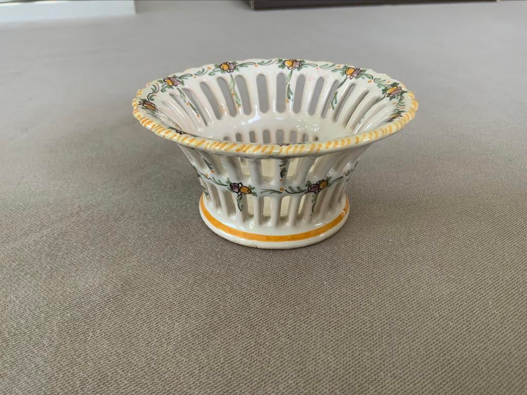 VIEUX MOUSTIERS Corbeille ajourée Faïence, Antiquités & Art, Enlèvement ou Envoi