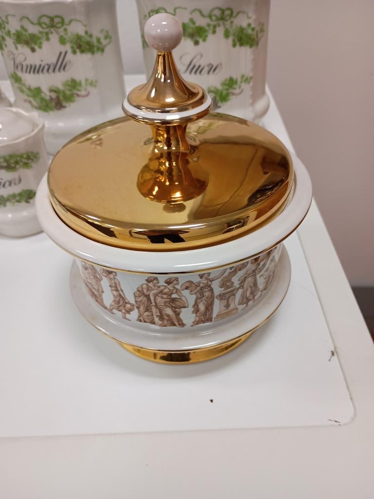 Porseleinen pot met deksel, Ophalen