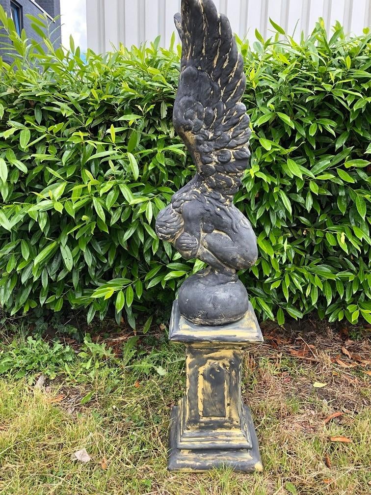 Ange agenouillé avec des ailes sur un piédestal, Enlèvement ou Envoi, Pierre, Ange