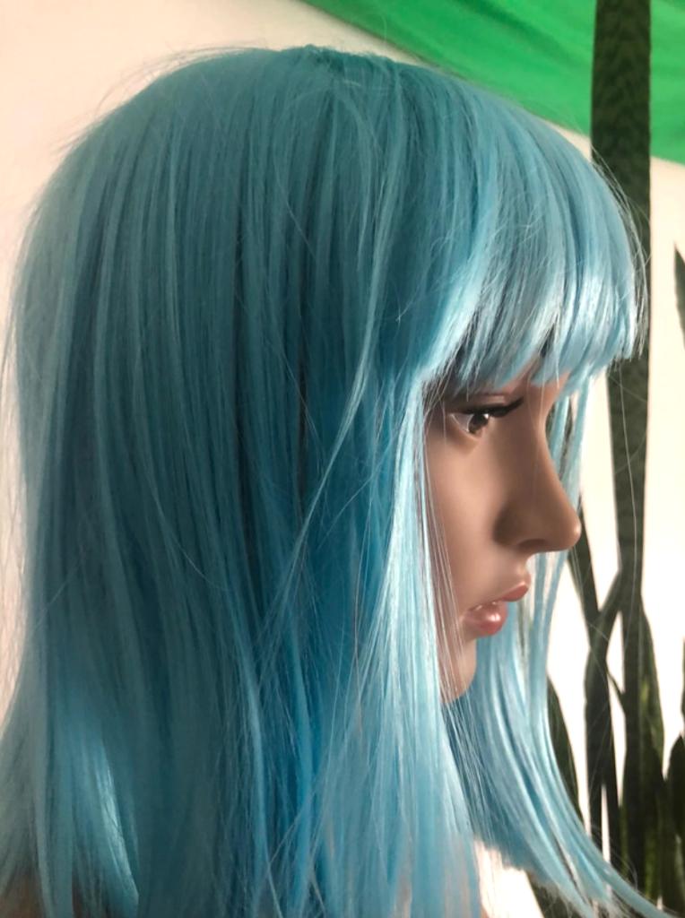 Beautiful turquoise wig with bangs NEW, Ophalen of Verzenden, Nieuw, Pruik of Haarverlenging