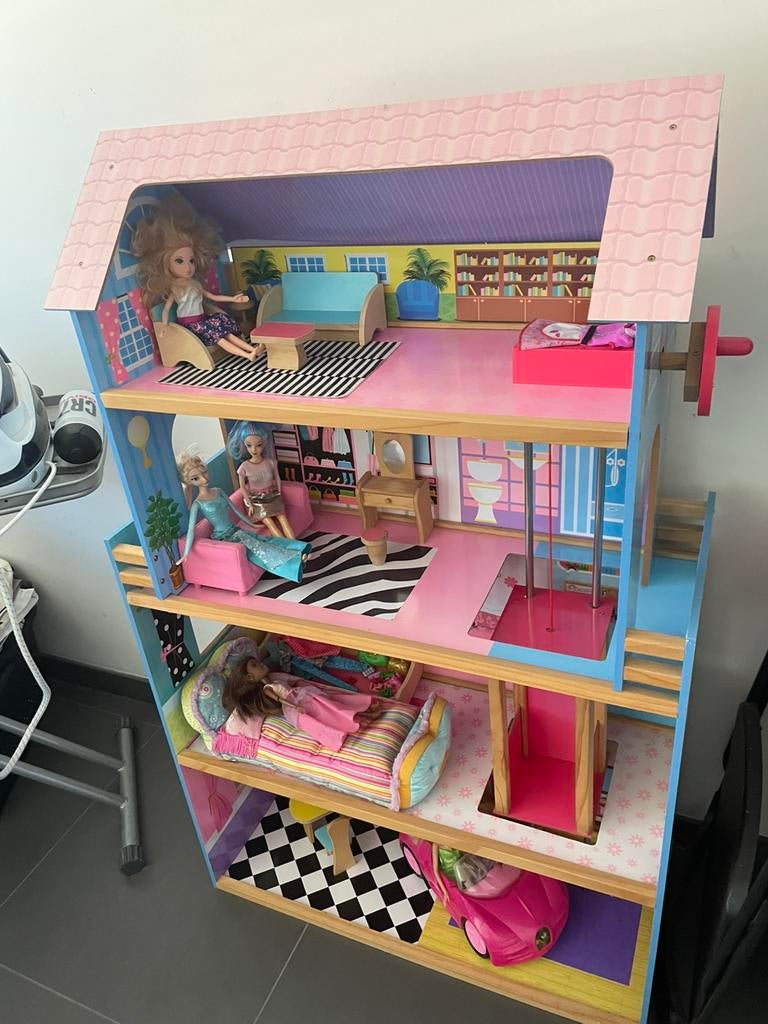 Groot houten poppenhuis met lift, auto en barbiepoppen, Ophalen, Zo goed als nieuw, Poppenhuis