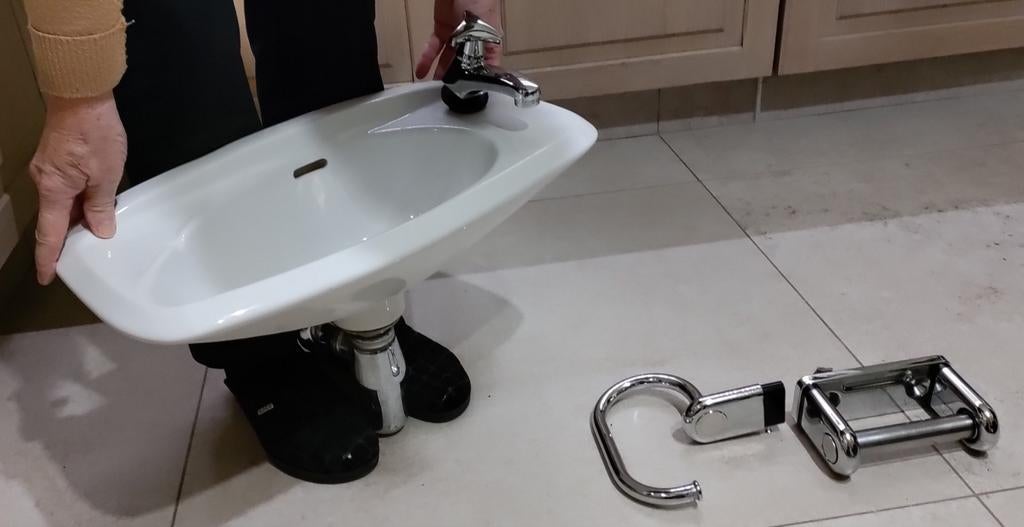 Wasbakje toilet + kraan en wc-rolhouders, Ophalen, Zo goed als nieuw, Toilet