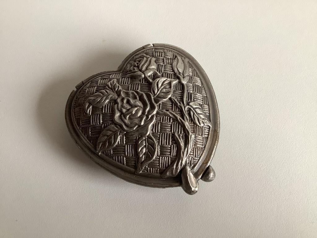 hartvormige poederdoos met roosjes, Ophalen of Verzenden