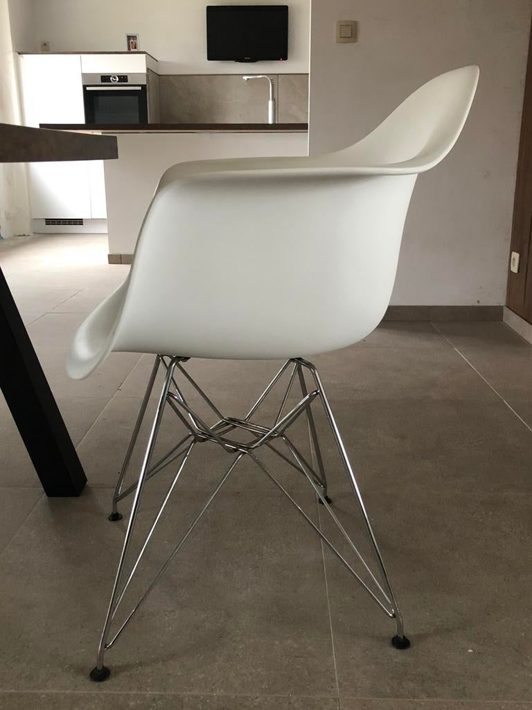 Lot de 4 chaises style Eames Plastic Armchair RE DAR, Ophalen, Zo goed als nieuw, Twee