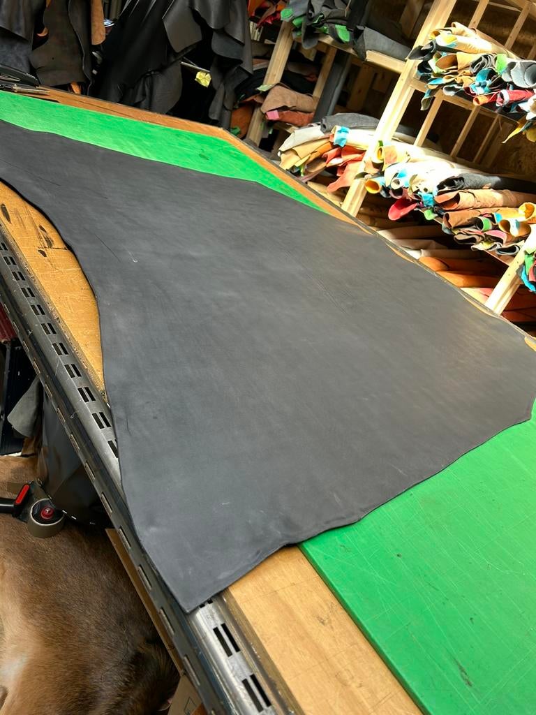 Donker grijs hele tuigleer 3-3,5 mm dikte soepel nr1, Hobby en Vrije tijd, Stoffen en Lappen, Ophalen of Verzenden, Grijs