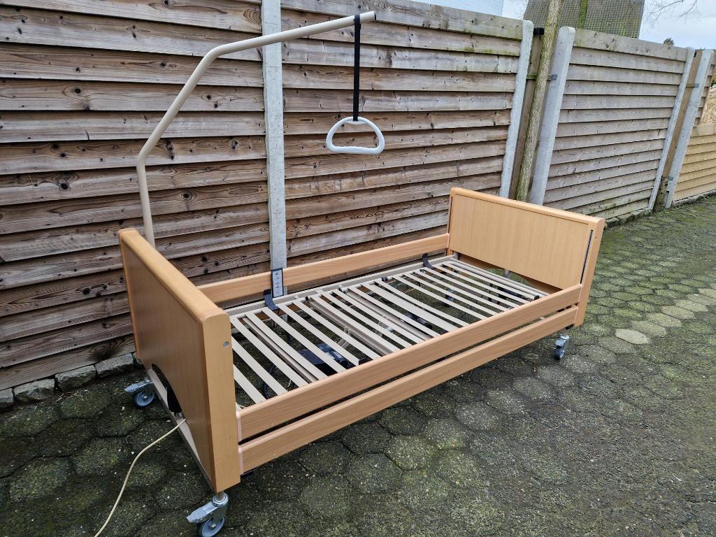 Elektrisch bedienbaar senioren- verplegers- ziekenhuisbed, Ophalen, Eenpersoons, Bruin, Zo goed als nieuw