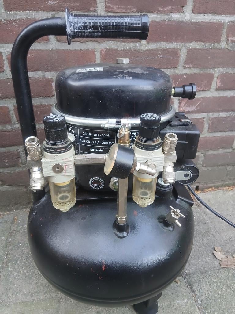 Harder & Steenbeck stille airbrush compressor incl kist, Enlèvement