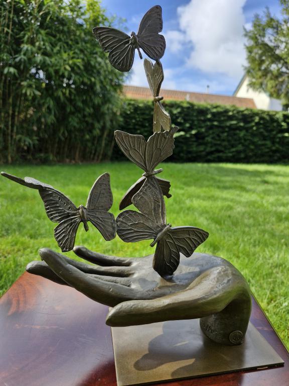 brons beeld , handen met vlinders, Enlèvement ou Envoi, Bronze