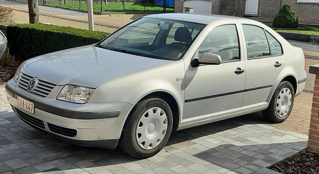 VW Bora - presque ancienne - quelques kilomètres, Autos, Argent ou Gris, Achat, Boîte manuelle, Berline