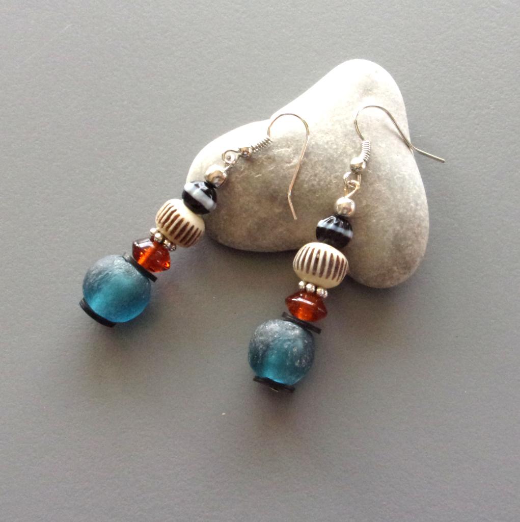 Boucles d'oreilles ethniques tribales bleues, noires, cognac, Neuf, Enlèvement ou Envoi, Verre, Bleu