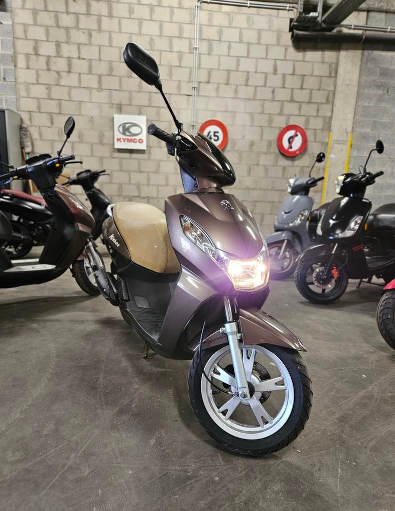 Peugeot Kisbee Chocolate Brown 50cc klasse A 2020 6.109 km, Fietsen en Brommers, Gebruikt, Overige modellen, Klasse A (25 km/u)