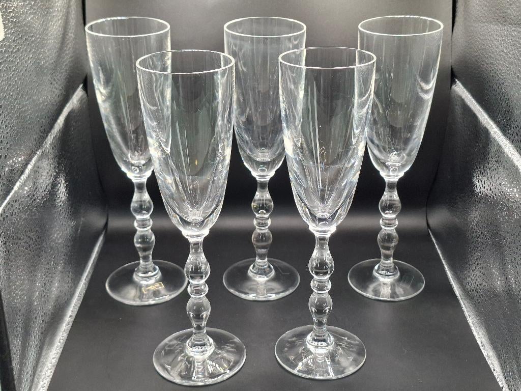 5 flûtes à champagne en cristal St louis. Tous estampillés, Antiquités & Art, Antiquités | Verre & Cristal, Enlèvement