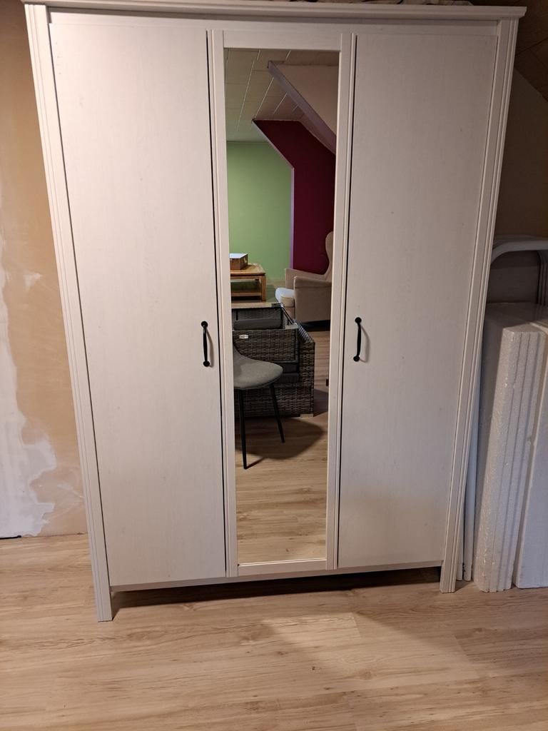 Witte kleerkast en 2 dressoirkasten, Ophalen