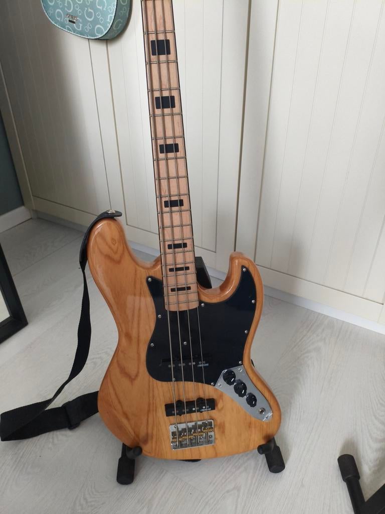 Guitare  basse Harley Benton serie Vintage