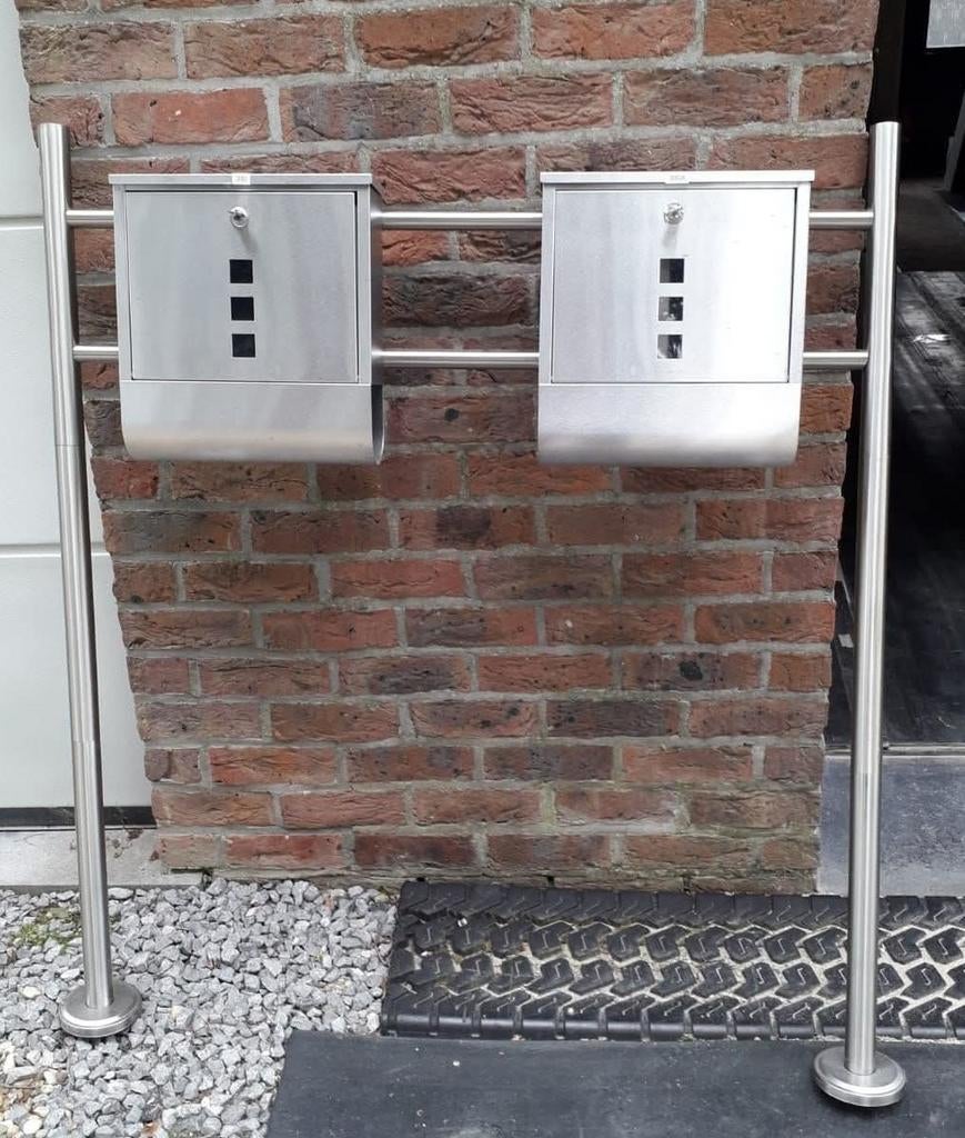 Dubbele brievenbus, Ophalen