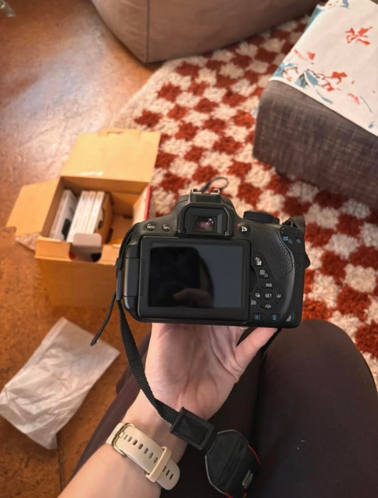 Canon EOS 700D body + lens, Enlèvement ou Envoi, Comme neuf, Canon