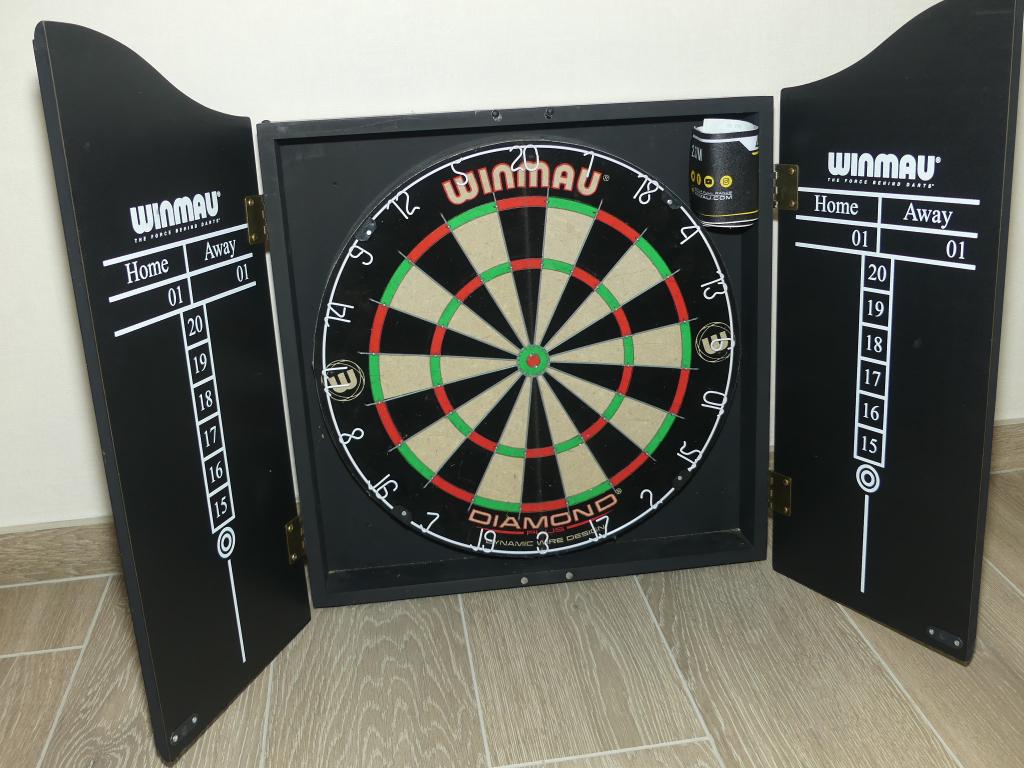 Dartsbord in kast, Sport en Fitness, Darts, Ophalen, Zo goed als nieuw, Dartbord