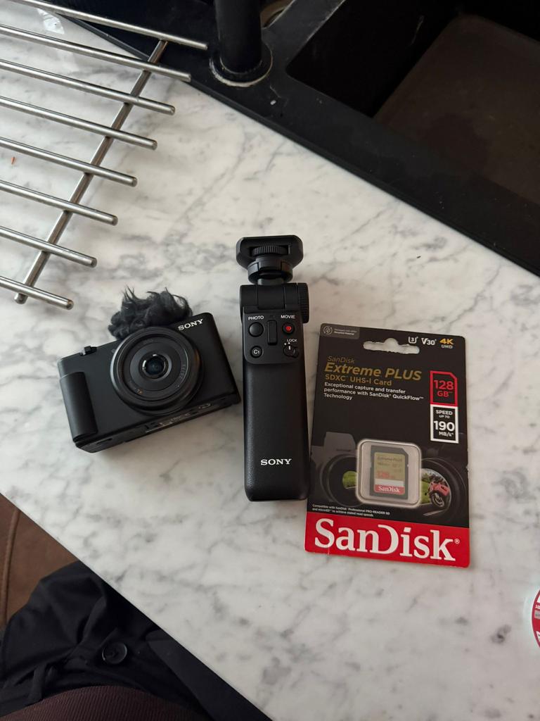 Sony ZV - 1F vlogkit camera, Audio, Tv en Foto, Fotocamera's Digitaal, Ophalen, Nieuw, Sony