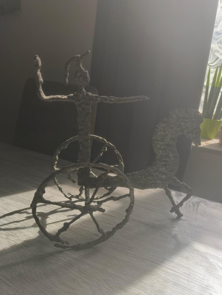 Statue guerrier à cheval, Enlèvement