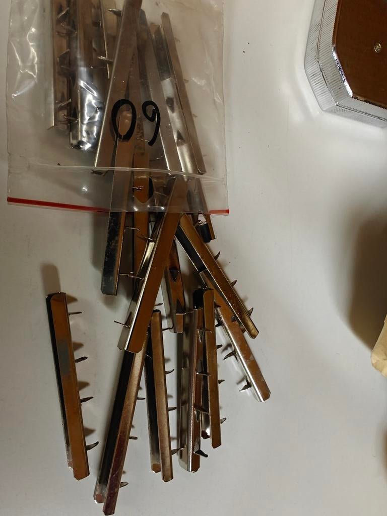Meubelstof metalen tack strips, 100 stuks, Ophalen of Verzenden, Zo goed als nieuw