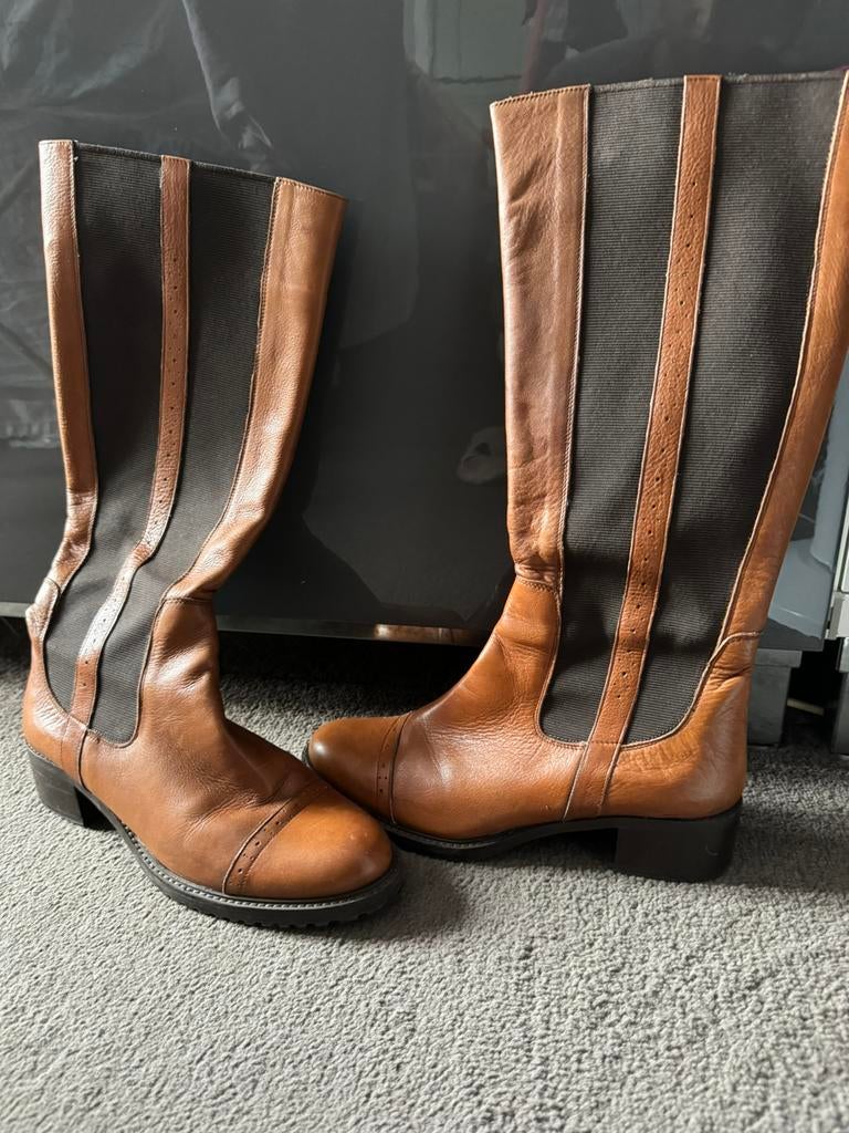 Bruine leren hoge laarzen, Gedragen, Bruin, Hoge laarzen