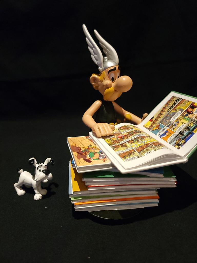 Asterix en idefix met een stapel asterix albums - 2de edit., Verzamelen, Ophalen of Verzenden, Asterix en Obelix, Nieuw, Beeldje of Figuurtje