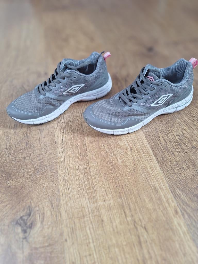 Sportschoenen Umbro. NIEUW. Maat 38., Ophalen