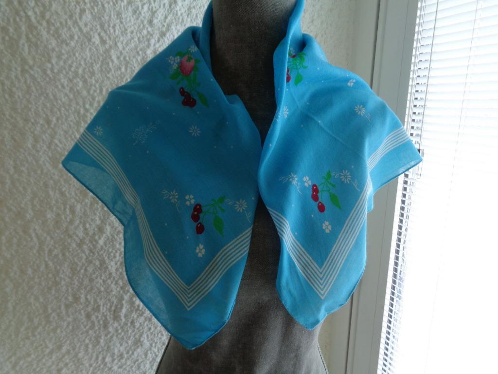 Foulard imprimé turquoise. 63 X 66 cm., Enlèvement ou Envoi, Porté