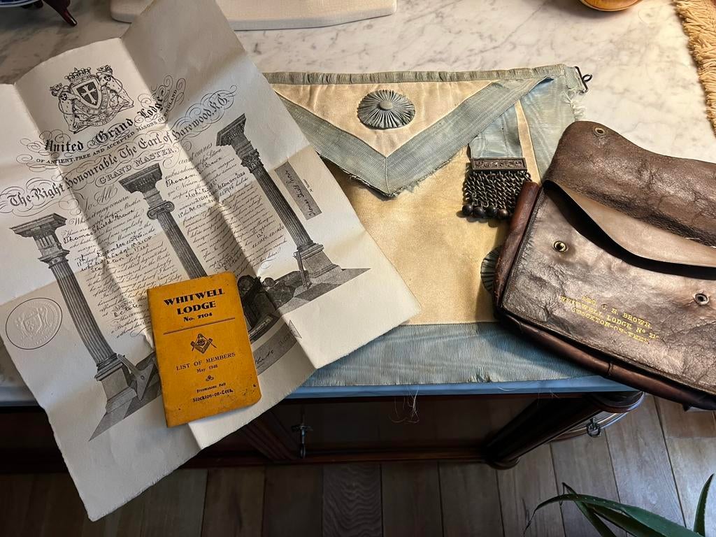 Compleet engelse vrijmetselarij tas met certificaat - boekje, Ophalen of Verzenden, Overige soorten, Embleem of Badge