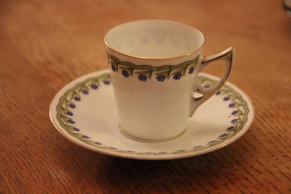 Petite tasse à moka et sa soucoupe porcelaine, Enlèvement ou Envoi