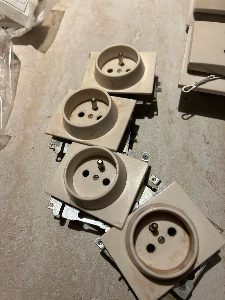 Oude Niko schakelaars en stopcontacten, Doe-het-zelf en Bouw, Elektriciteit en Kabels, Gebruikt, Schakelaar, Ophalen of Verzenden