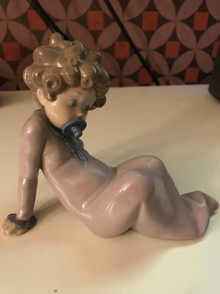 Porcelaine espagnole Lladro. Bébé avec tétine., Collections, Statues & Figurines, Comme neuf, Enlèvement ou Envoi
