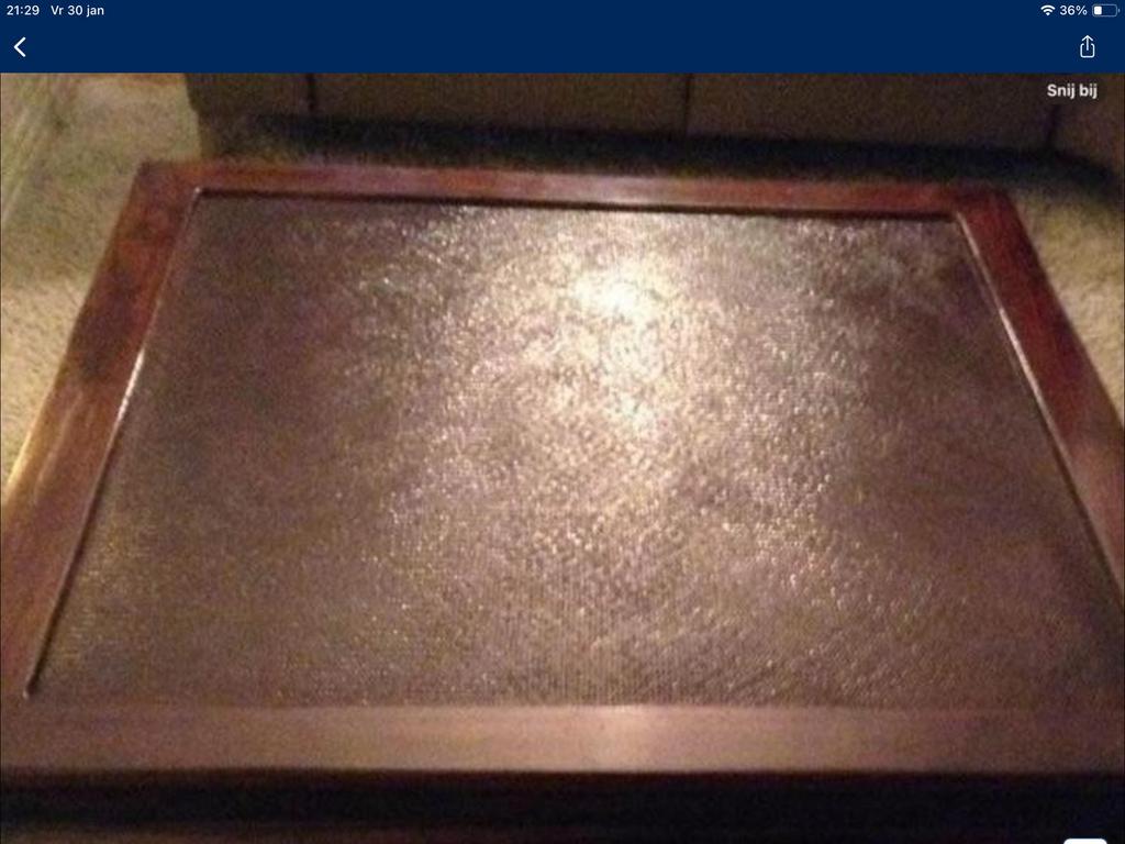 Oostersche salontafel . Gelakt hout met riet belegd, Ophalen