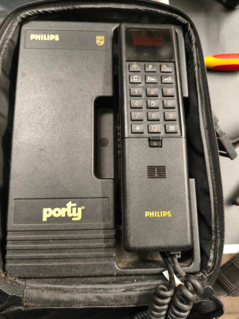 Oude en een van de eerste autotelefoon, Ophalen