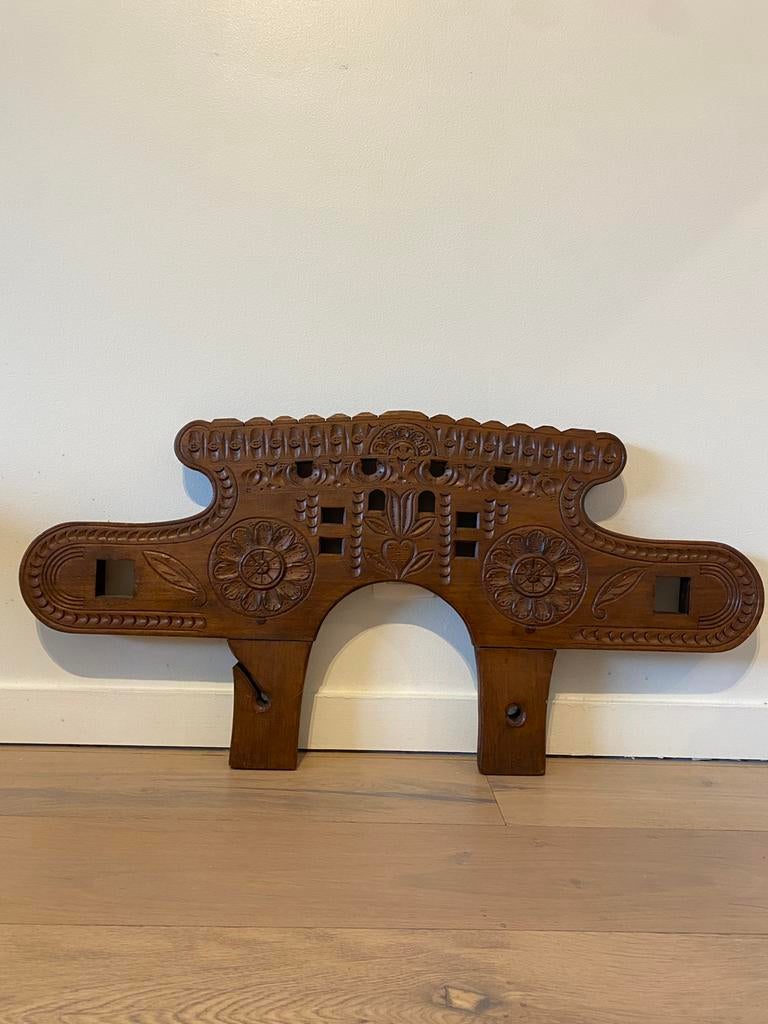 Vintage Hand-Carved Decorative Oxen Yoke – Folk Art Style, Ophalen