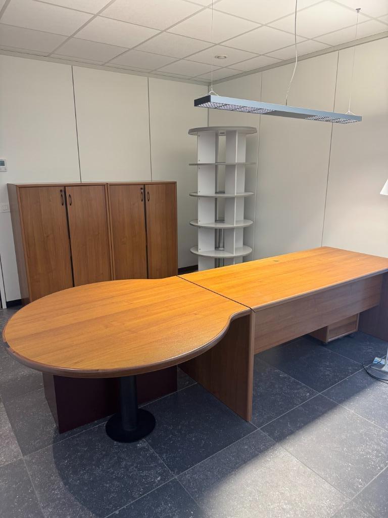 Vergadertafel, archief, burelen, bureaukasten, verlichting, Receptie of Entree, Ophalen, Gebruikt, Bureau