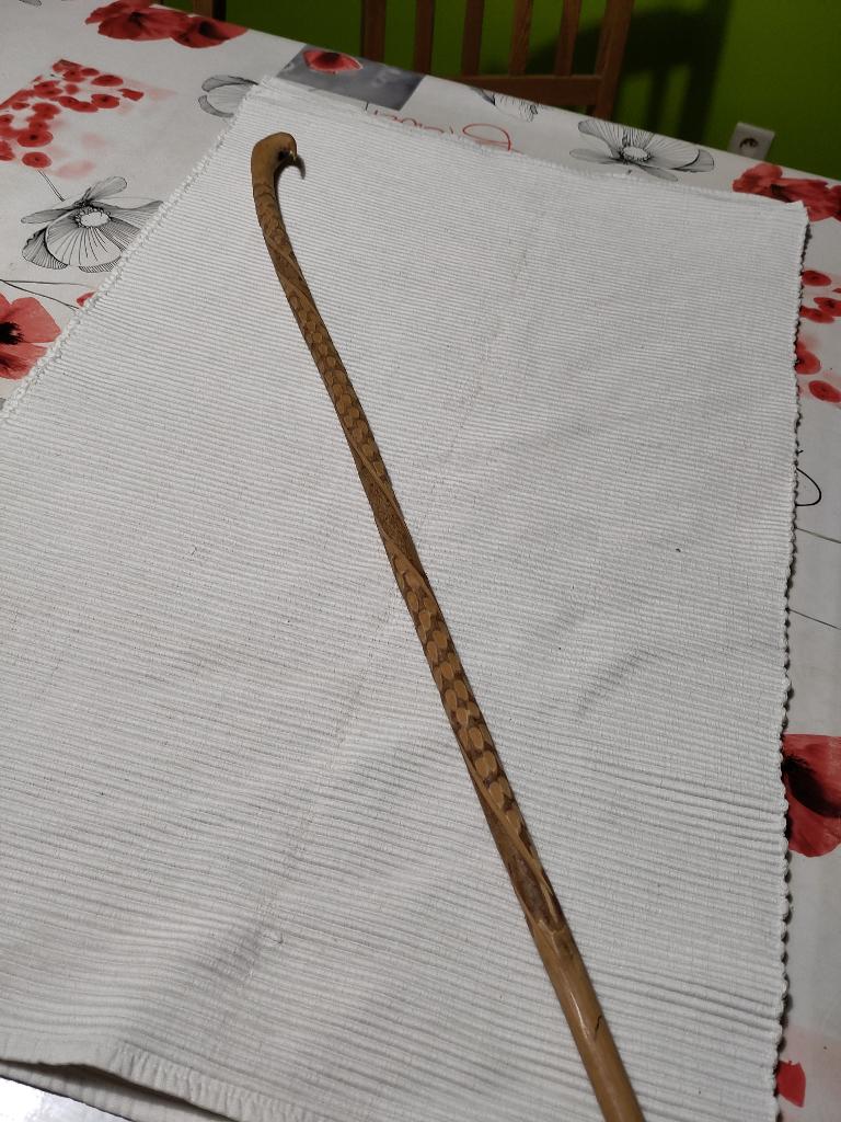 Uitgesneden houten wandelstok, Ophalen