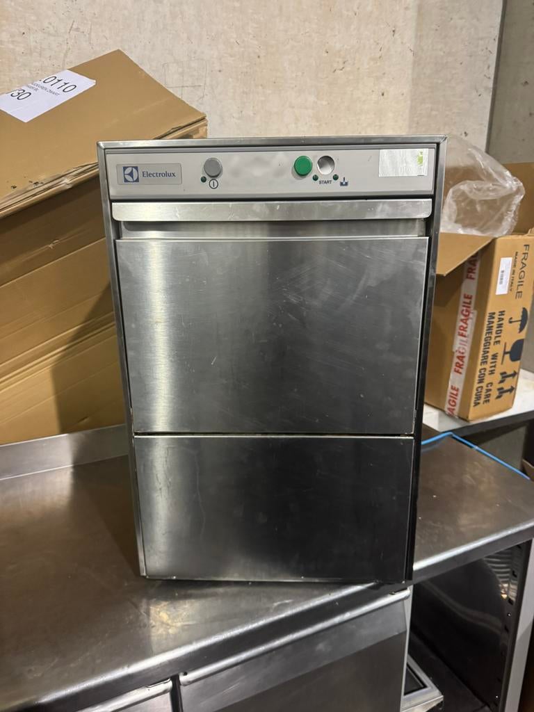 Electrolux Professional horeca vaatwasser – onderbouw, Ophalen