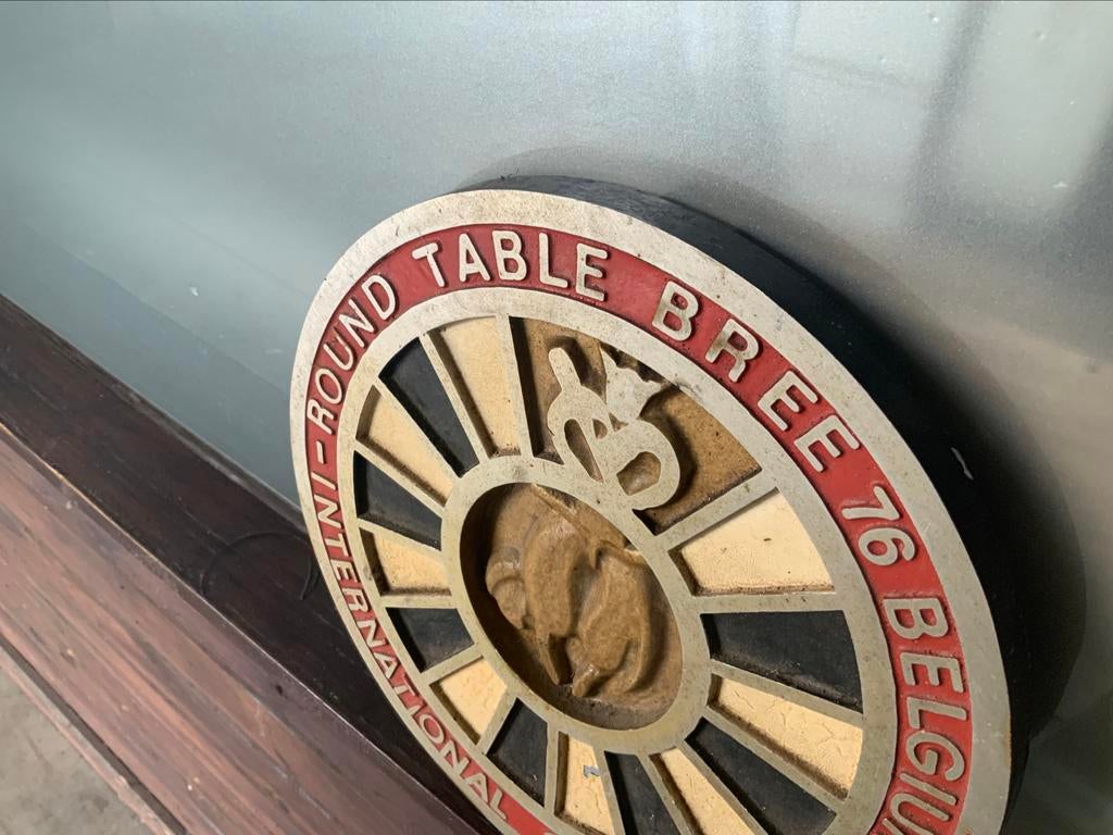 Gegoten plaat van ronde tafel bree, Collections, Marques & Objets publicitaires, Enlèvement, Comme neuf