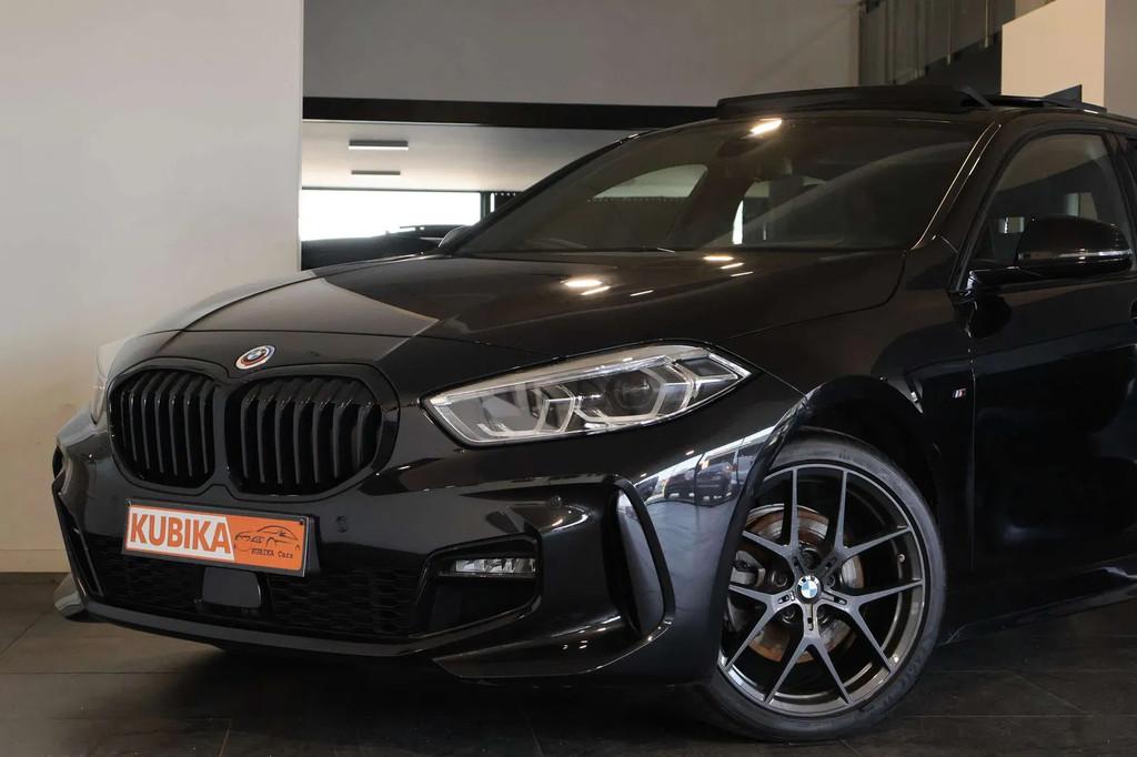 BMW 1 Serie 118 118iA OPF M-Pack Pano Camera CruiseC Garanti, 1 Reeks, Gebruikt, Zwart, 136 pk